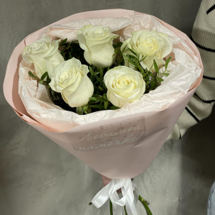 Прекрасный букет из 5 белых роз